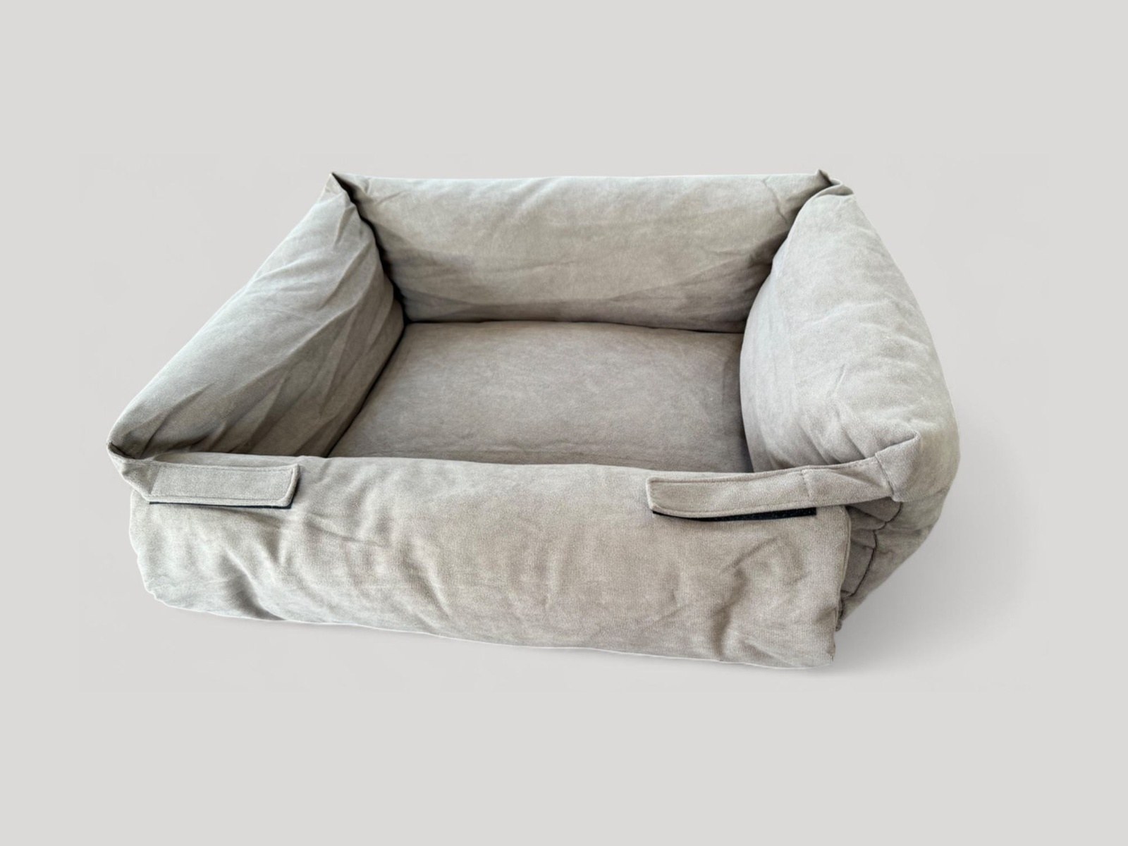 Beigegraues Hundebett mit gepolstertem Rand aus weichem Samtstoff